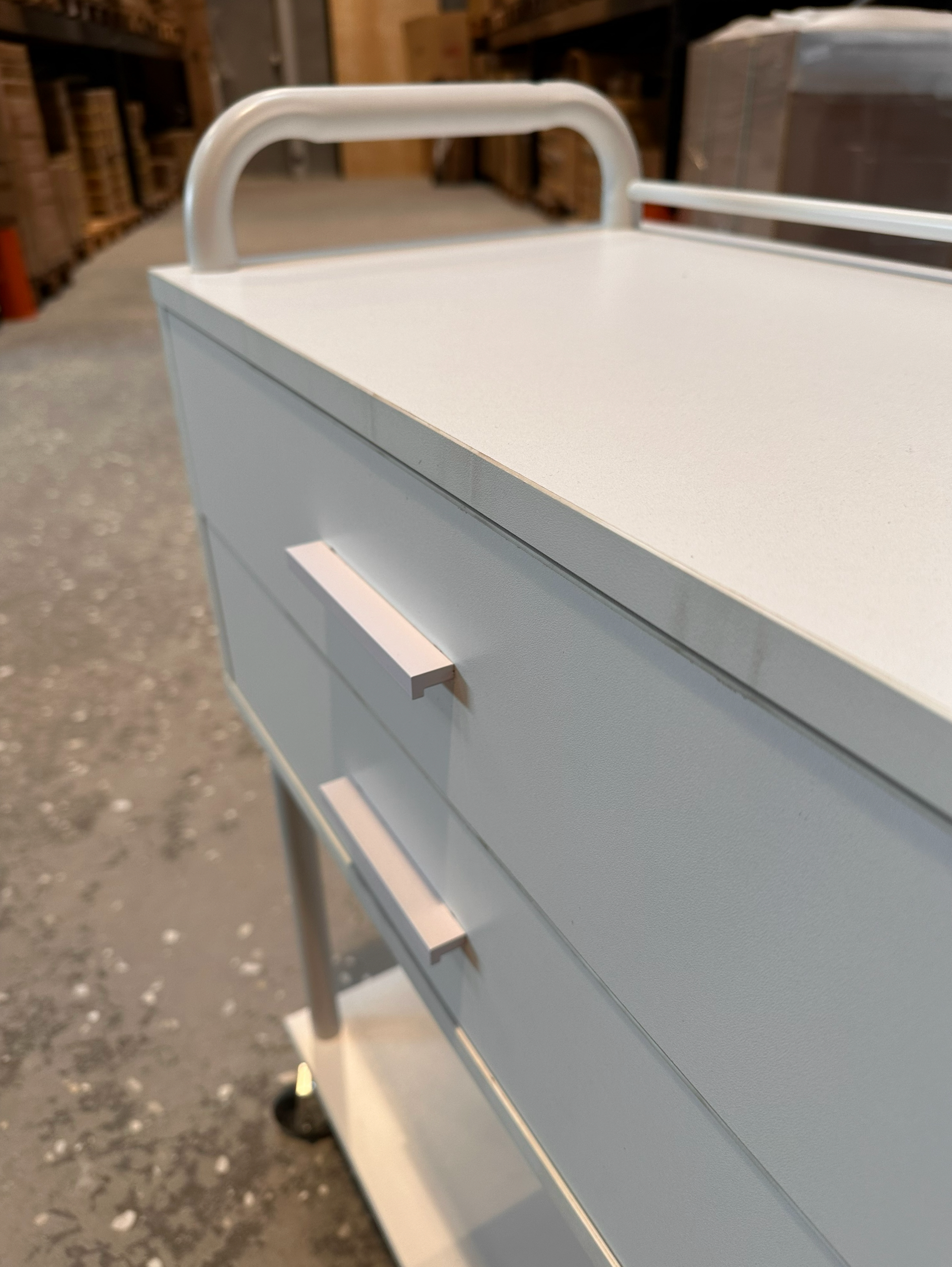 Clara 2 - White Trolley - Hair-resistant wheels